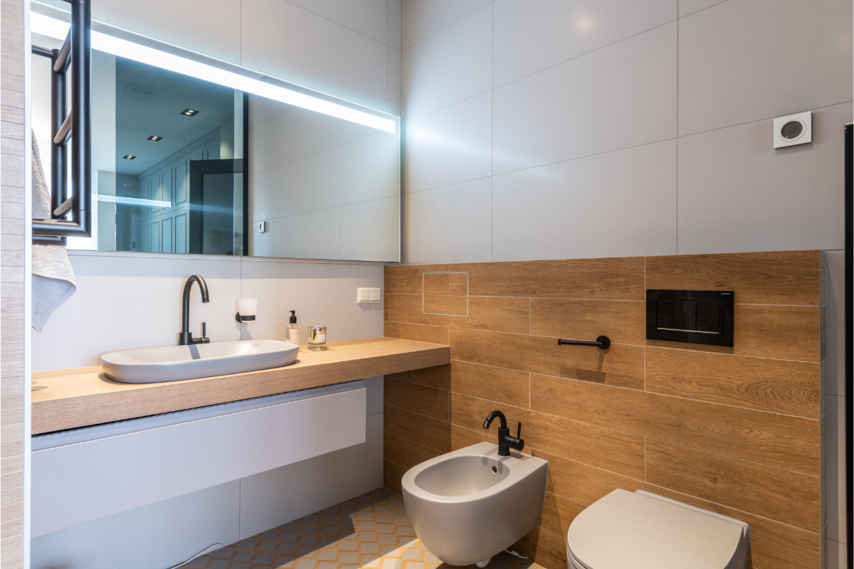 bagno-bianco-legno