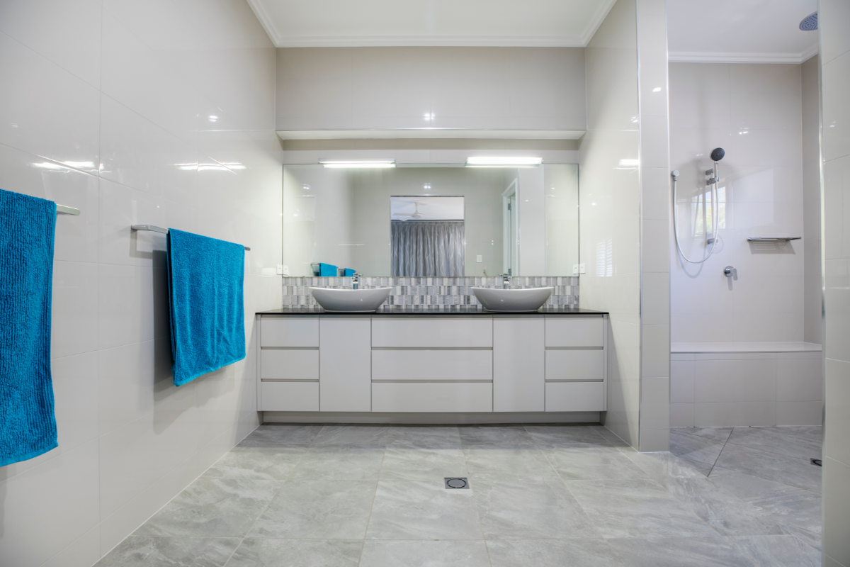 ristrutturazione-bagno-bianco
